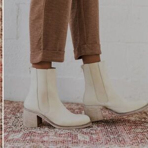 Free People Essential Chelsea Cream Ankle Booties Size 38 (7.5US )
